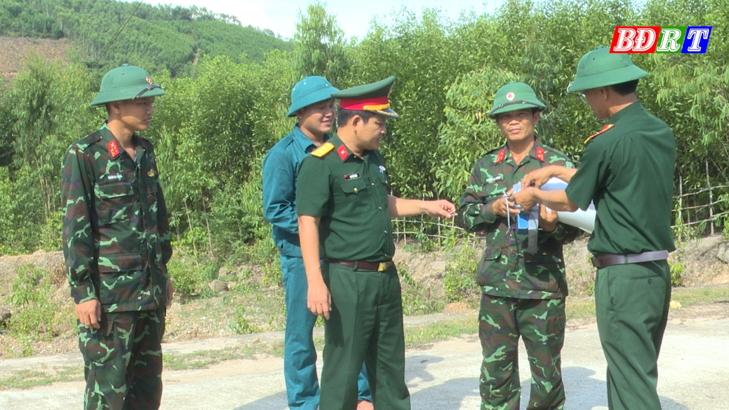 Cán bộ, chiến sỹ Ban CHQS thị xã Ba Đồn tiến hành lắp đặt và hướng dẫn sử dụng hệ thống loa truyền thanh