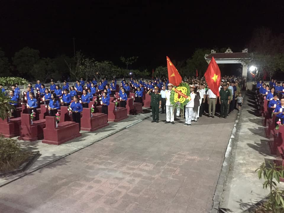 cán bộ, đoàn viên và nhân dân phường Quảng Long dâng hoa, dâng hương tại nghĩa trang