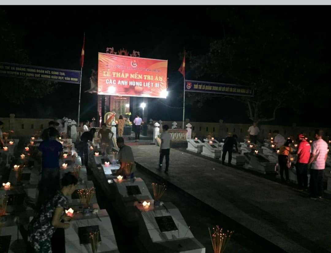 cán bộ, đoàn viên và nhân dân xã Quảng Trung thắp nến tri ân