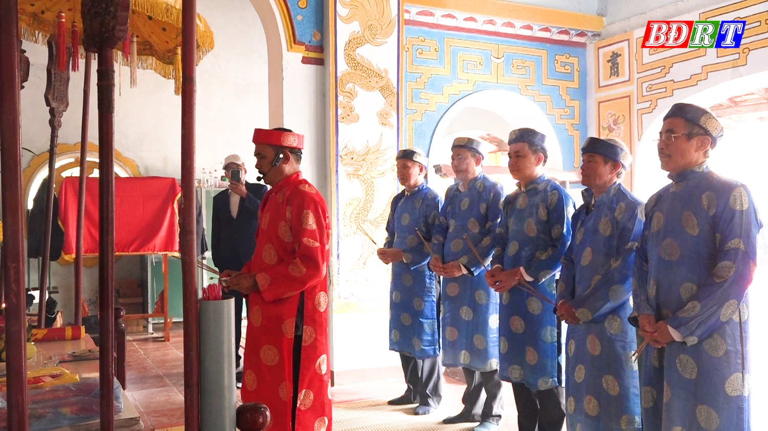 cán bộ và nhân dân xã Quảng Minh đã dâng hương bày tỏ lòng thành kính của mình với Trung lang Thượng tướng quân Trương Hy Trọng