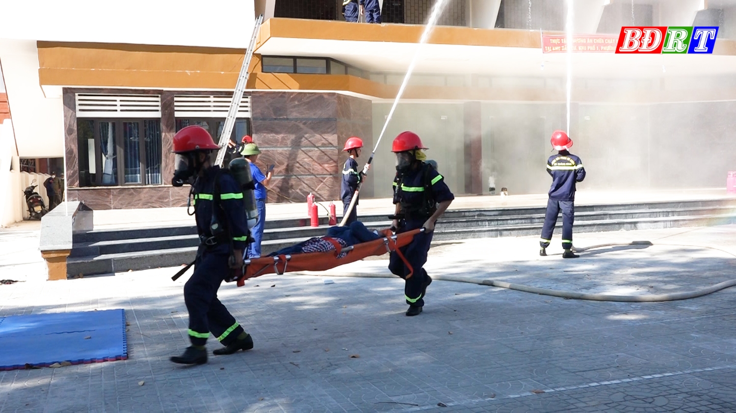 Cảnh sát PCCC và cứu nạn, cứu hộ tiến hành cứu người trong đám cháy