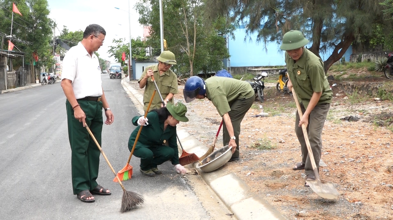 CCB phường Ba Đồn làm vệ sinh tuyến đường tự quản.