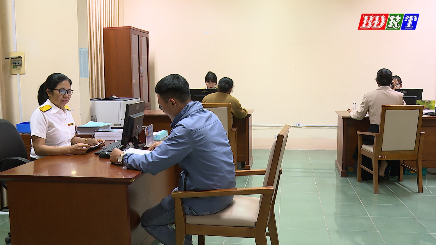 Chi cục Thuế khu vực Quảng Trạch Ba Đồn tiếp nhận và trả kết quả cho người dân