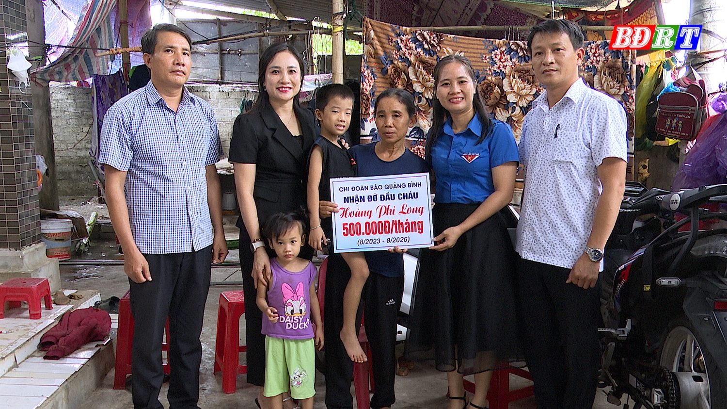 Trao quà và nhận đỡ đầu trẻ mồ côi tại Thị xã Ba Đồn.