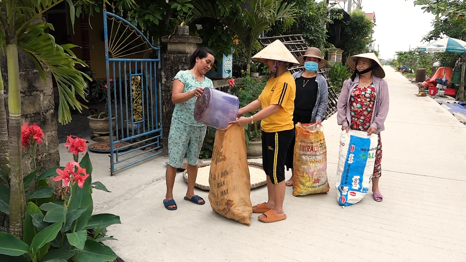 Chi hội phụ nữ thôn Đông Bắc, xã Quảng Thủy đến từng nhà hội viên, người dân trong thôn để thu gom rác thải phế liệu.