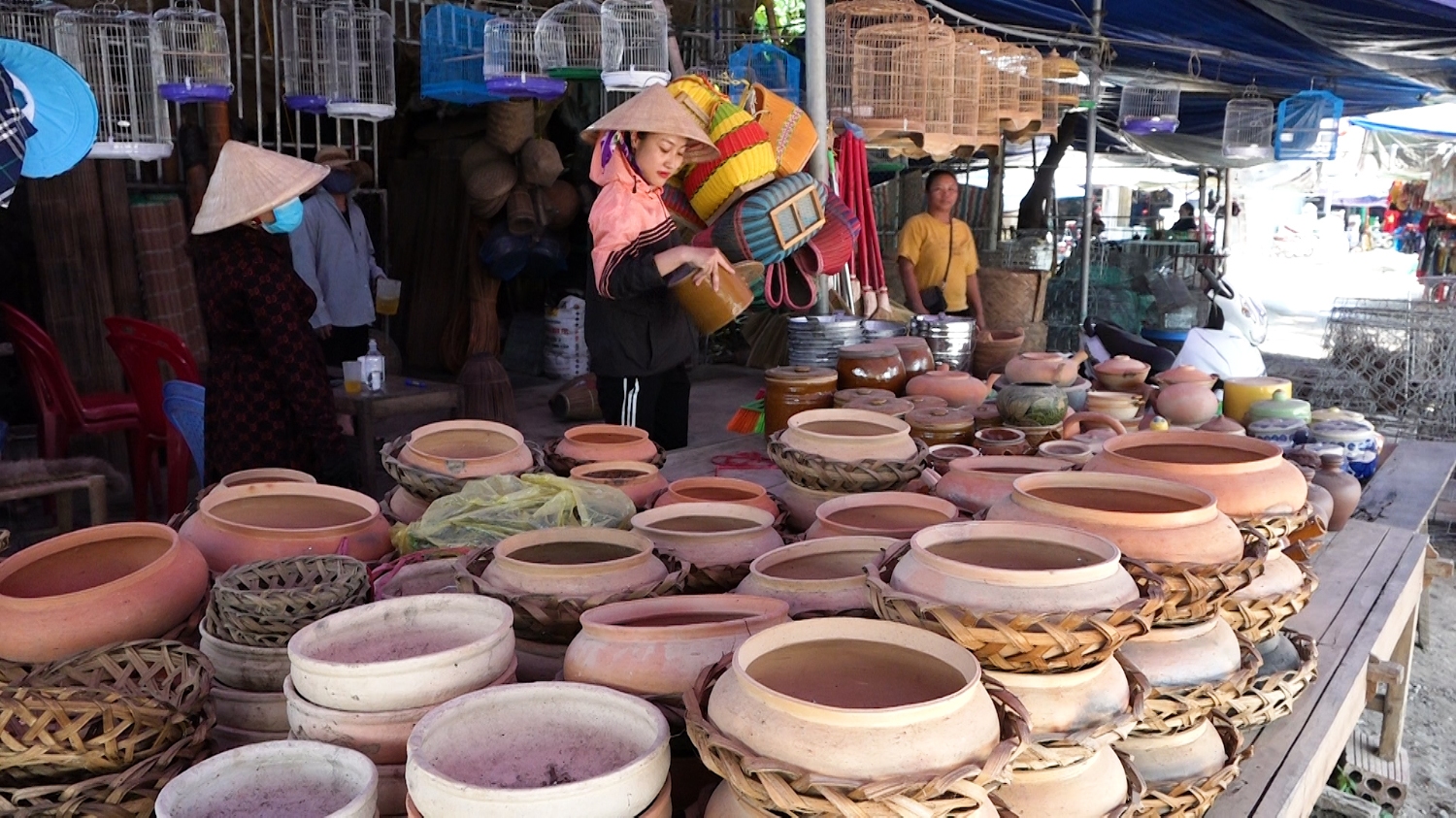 Chợ Ba Đồn bày bán nhiều hàng hóa truyền thống,