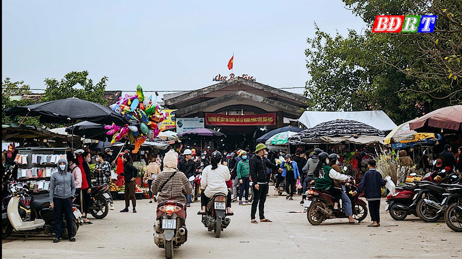 Chợ Ba Đồn nổi tiếng với nhiều loại sản vật, phục vụ nhu cầu tiêu dùng của người dân