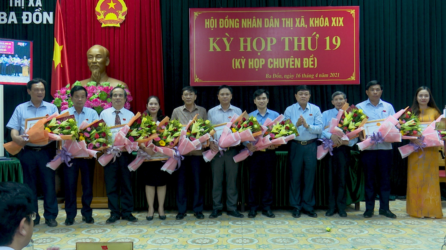 Chủ tịch UBND thị xã Ba Đồn đã trao giấy khen cho 10 cá nhân có nhiều thành tích xuất sắc trong hoạt động của HĐND, UBND thị xã nhiệm kỳ 2016 2021