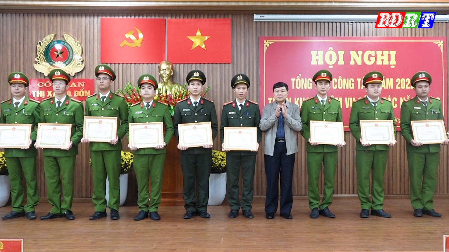 Chủ tịch UBND thị xã Đoàn Minh Thọ trao thưởng cho cá nhân, tập thể đạt thành tích xuất sắc năm 2022