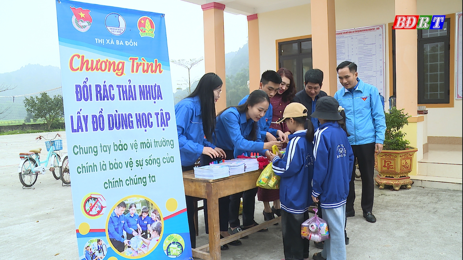 Chương trình đổi rác thải nhựa lấy đồ dùng học tập thu hút đông đảo các em học sinh tham gia