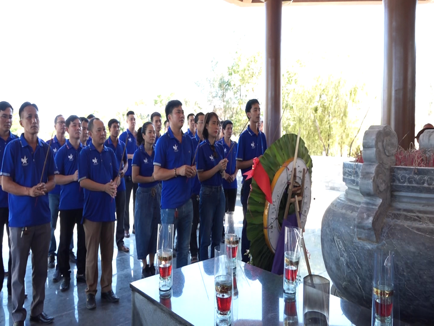 Thị Đoàn Ba Đồn, Câu lạc bộ Doanh nhân trẻ thị xã Ba Đồn thăm, tặng quà đối tượng chính sách nhân ngày thương binh liệt sĩ.