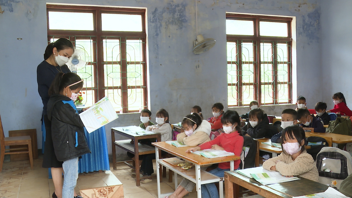 Cô giáo và học sinh tại trường Tiểu học xã Quảng Sơn