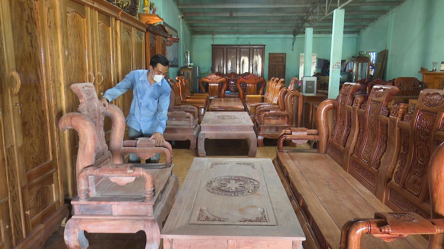 Cơ sở mộc mỹ nghệ của anh Nguyễn Tuấn Hải, thôn Vân Đông, xã Quảng Hải hoạt động hiệu quả đem lại thu nhập ổn định cho gia đình góp phần phát triển kinh tế của địa phương.