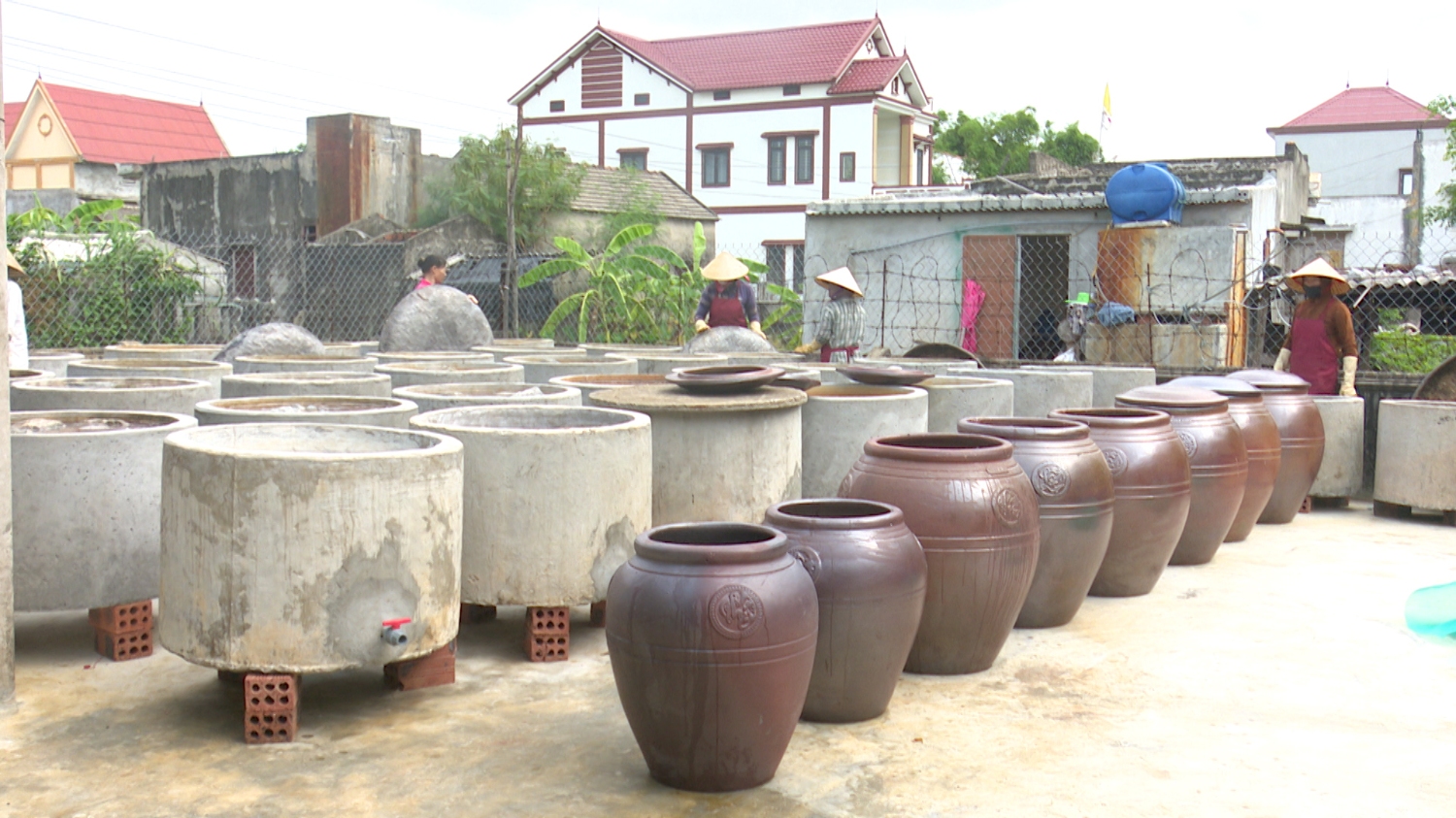 Cơ sở sản xuất mắm của chị Trương Thị Nga (phường Quảng Thọ) đã tạo việc làm cho nhiều lao động tại địa phương.