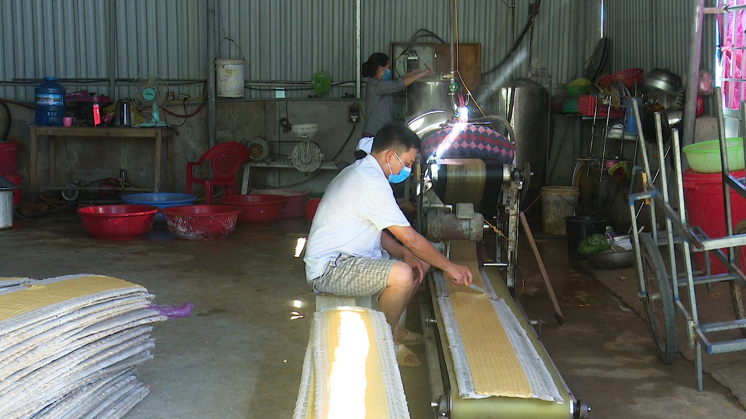 Cơ sở sản xuất bánh tráng của gia đình anh Hoàng Văn Thái, thôn Vĩnh Phú, xã Quảng Hòa đẩy mạnh sản xuất chuẩn bị nguồn hàng phục vụ thị trường Tết.