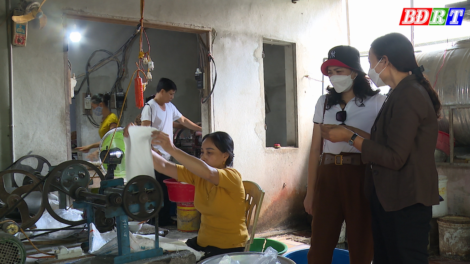 Cơ sở sản xuất bột bánh canh của chị Nguyễn Thị Mai, thôn Vĩnh Phước, xã Quảng Lộc áp dụng tiến bộ khoa học kỹ thuật vào sản xuất tao việc làm ổn điịnh cho nhiều lao động tại địa phương