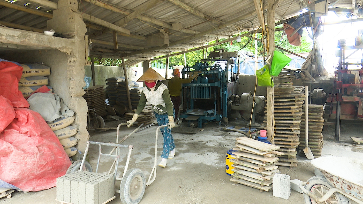 Cơ sở sản xuất gạch không nung của gia đình chị Tứ đã tạo công ăn việc làm cho 5 lao động địa phương với mức thu nhập khá