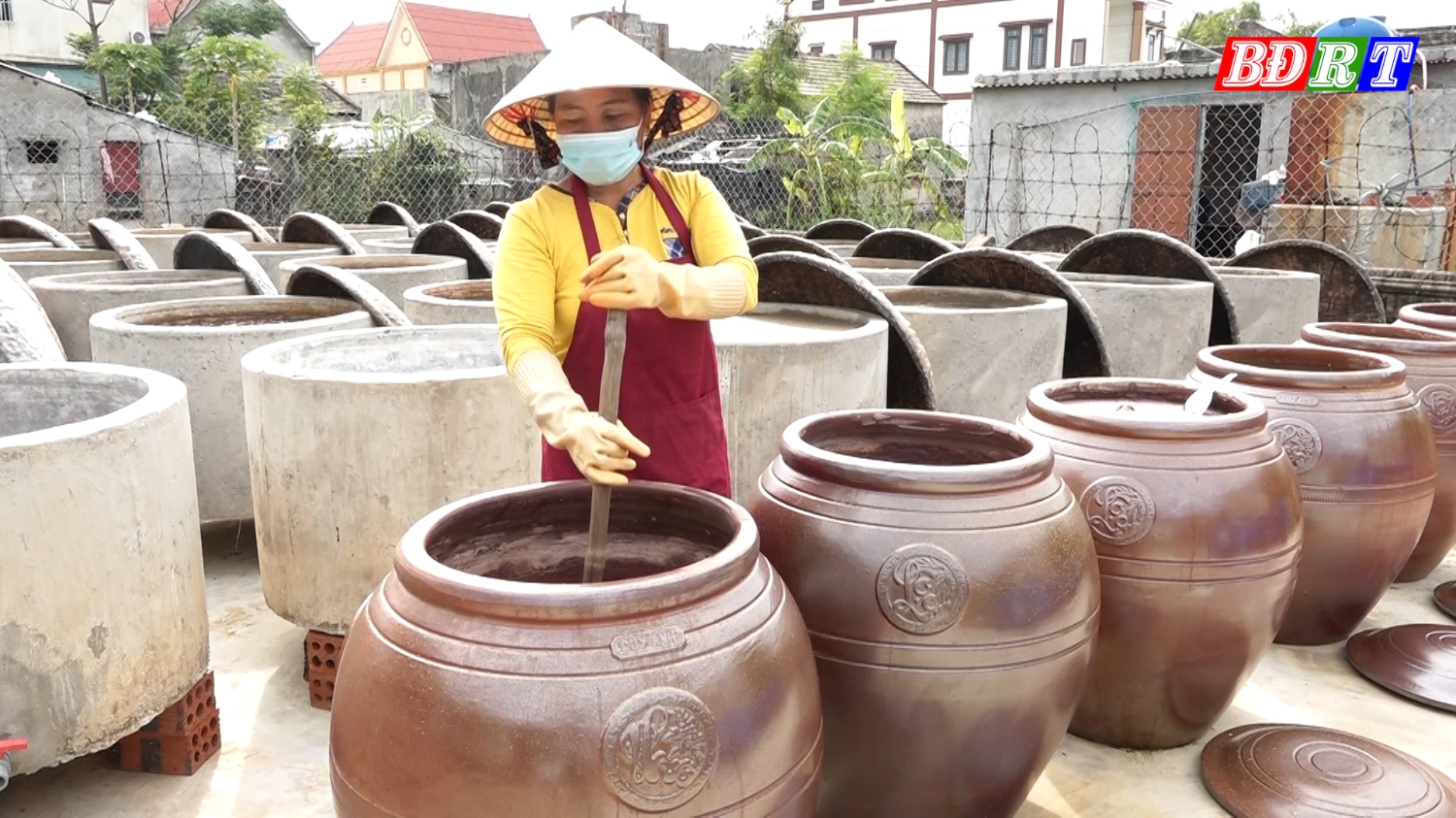 Cơ sở sản xuất nước mắm, ruốc Nhân Thọ của chị Trương Thị Nga.