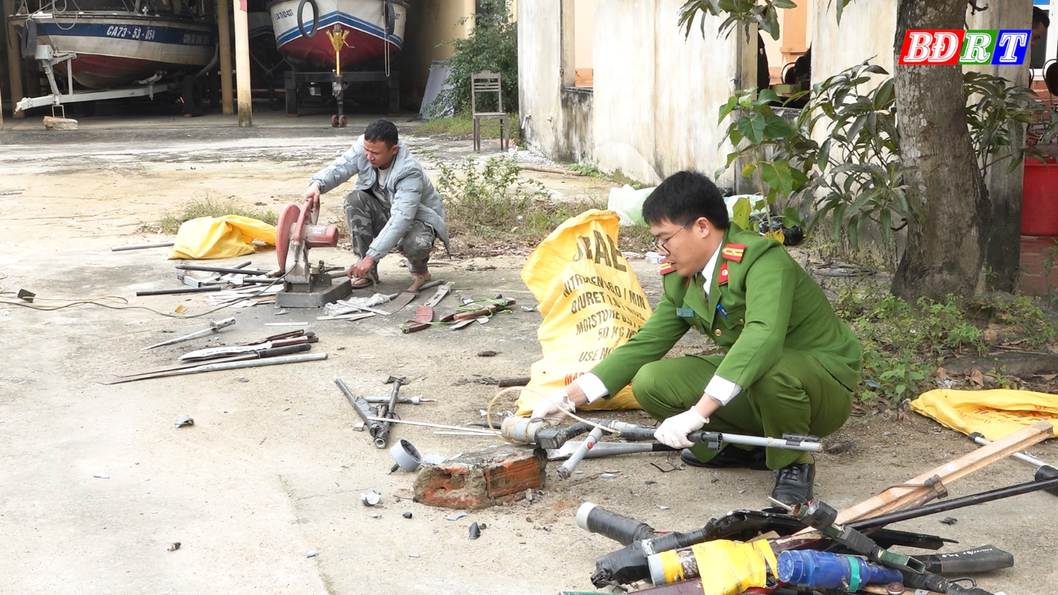 Công an thị xã Ba Đồn tiêu hủy các loại súng