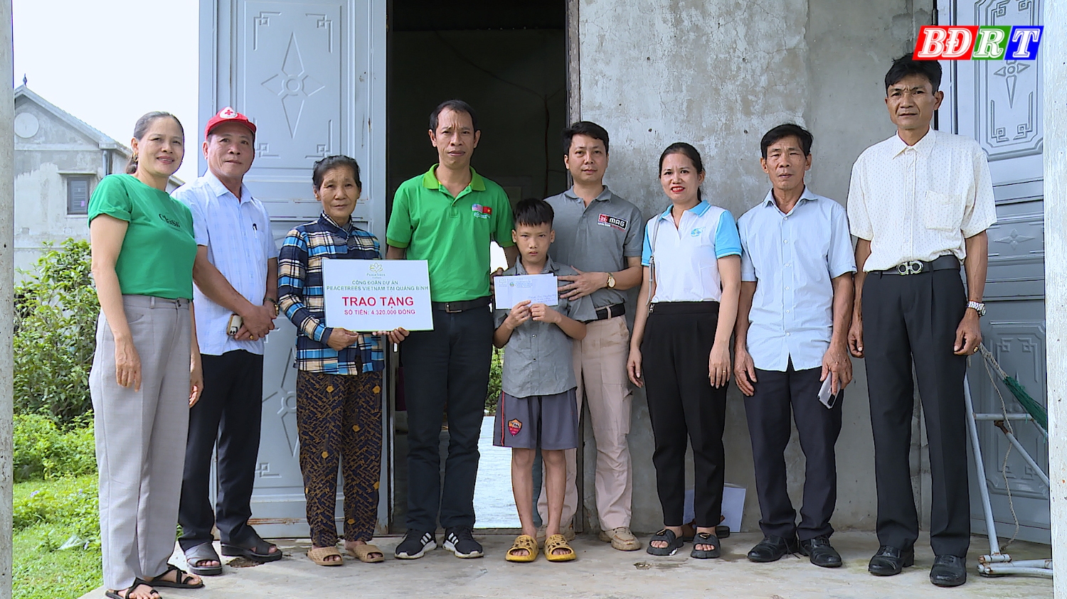 Công đoàn Dự án PEACETREES Việt Nam tại Quảng Bình và Hội CTĐ thị xã Ba Đồn trao hỗ trợ bà Hoàng Thị Nhung ở TDP Cồn Két, phường Quảng Thuận (1)