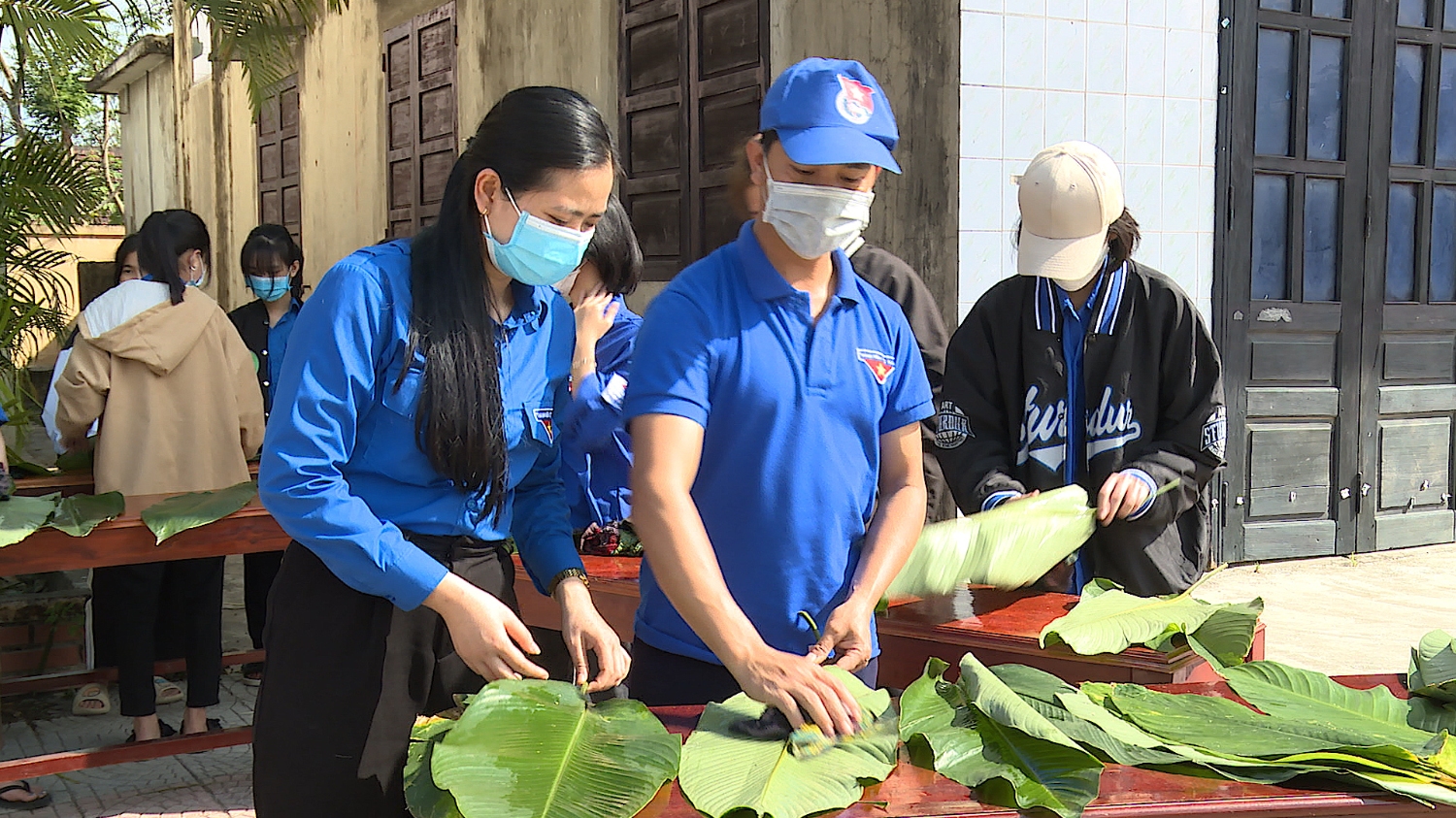 Công đoạn rửa lá được đoàn viên xã Quảng Tân làm cẩn thận.