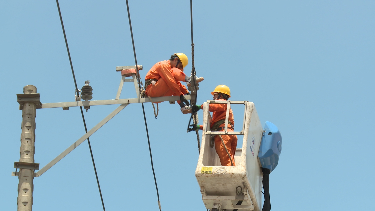 Điện lực Quảng Trạch thực hiện kiểm tra, sửa chữa, bảo dưỡng đường dây nhằm bảo đảm cấp điện cho người dân.