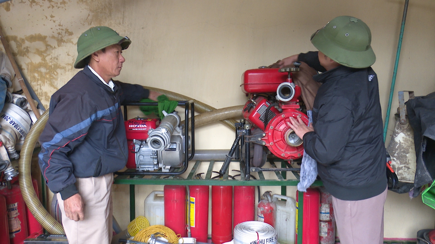 Công tác kiểm tra, bảo trì bảo dưỡng các thiết bị phòng cháy chữa cháy tại chợ Ba Đồn thường xuyên, đảm bảo sử dụng hiệu quả khi cháy nổ xảy ra (1)