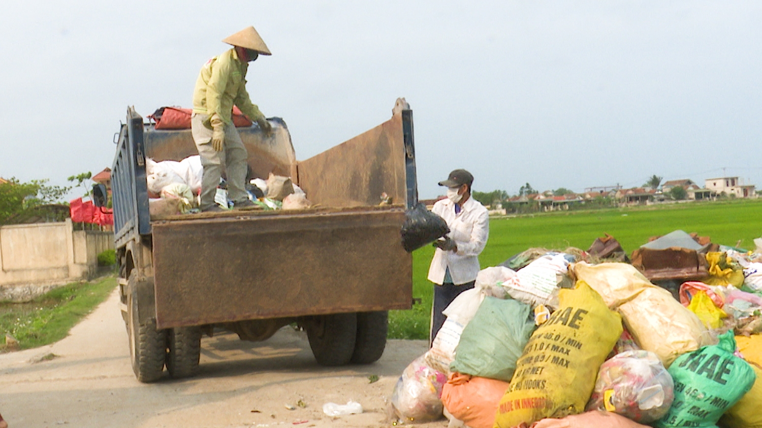 Công tác thu gom, xử lý rác thải đảm bảo vệ sinh môi trường trên địa bàn thị xã được thực hiện tốt.