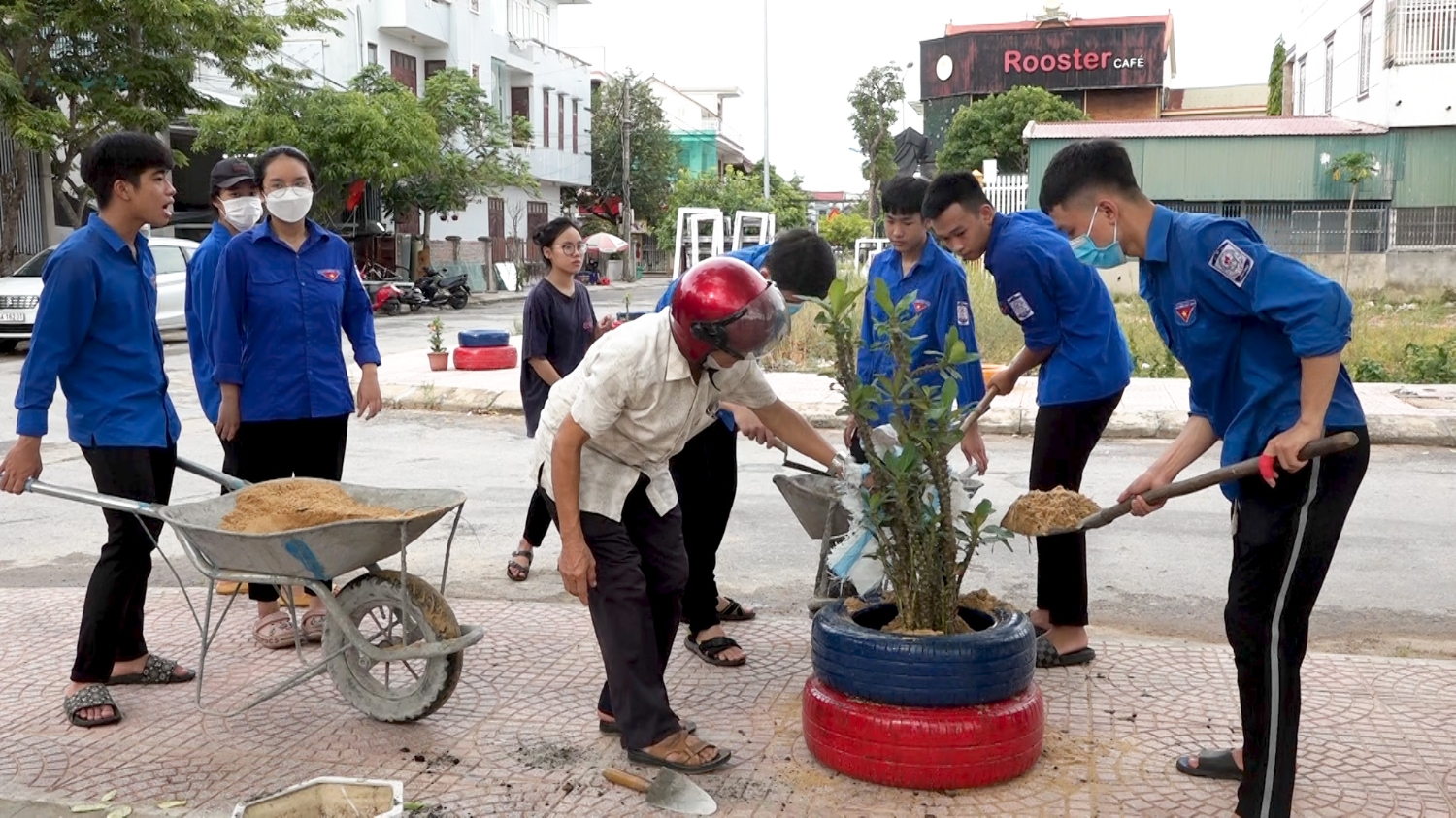 Công trình tái chế lốp ô tô cũ thành bồn hoa thu hút đông đảo đoàn viên, thanh niên phường Ba Đồn tham gia