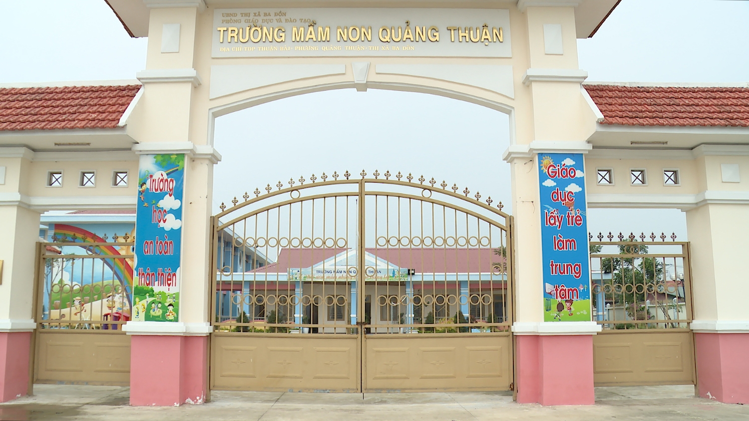 Cổng trường mầm non Quảng Thuận