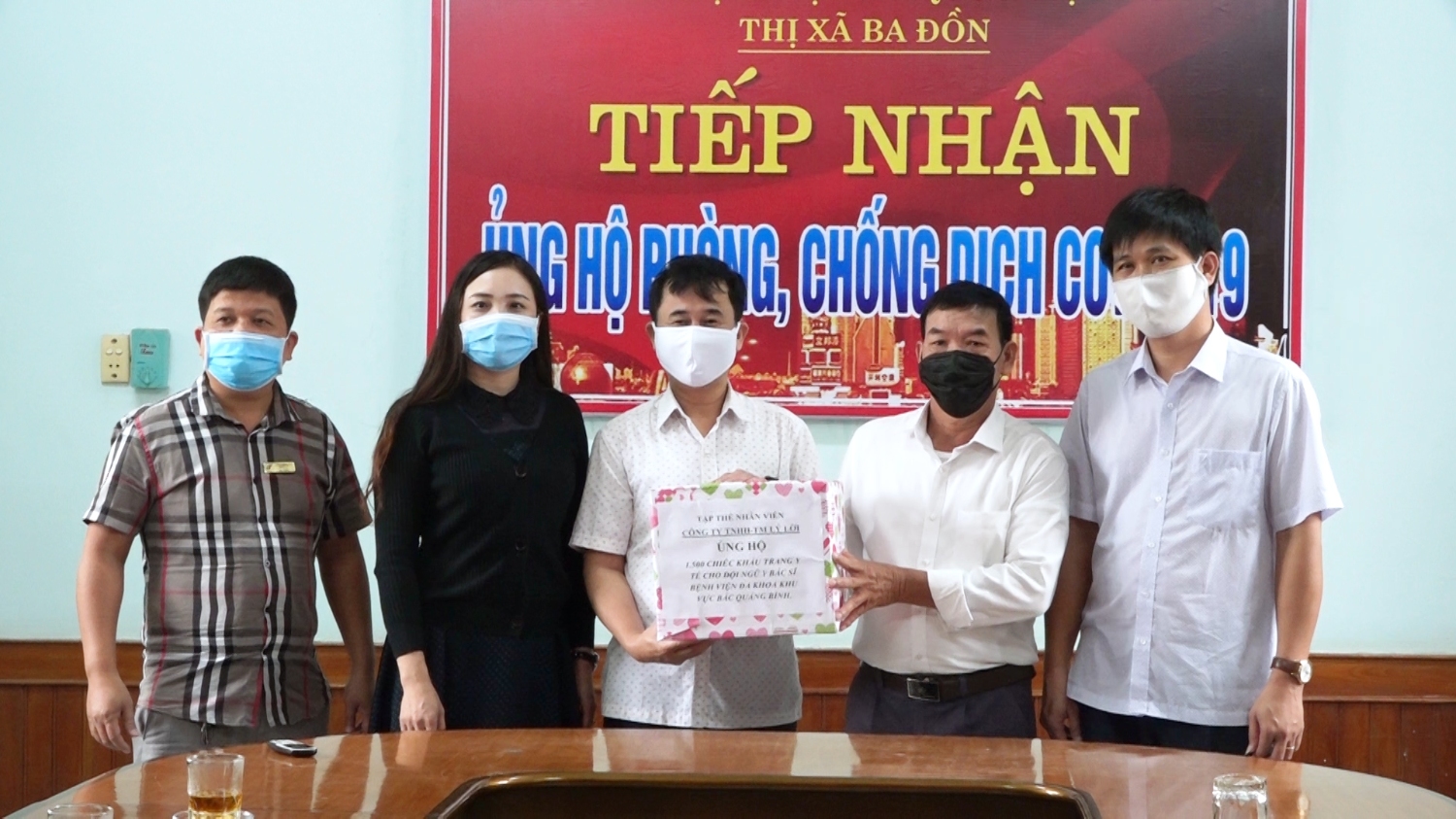 Đại diện lãnh đạo Công ty TNHH-TM Lý Lời trao tặng 1.500 khẩu trang y tế đến đội ngũ y, bác sĩ  Bệnh viện Đa khoa khu vực Bắc Quảng Bình.