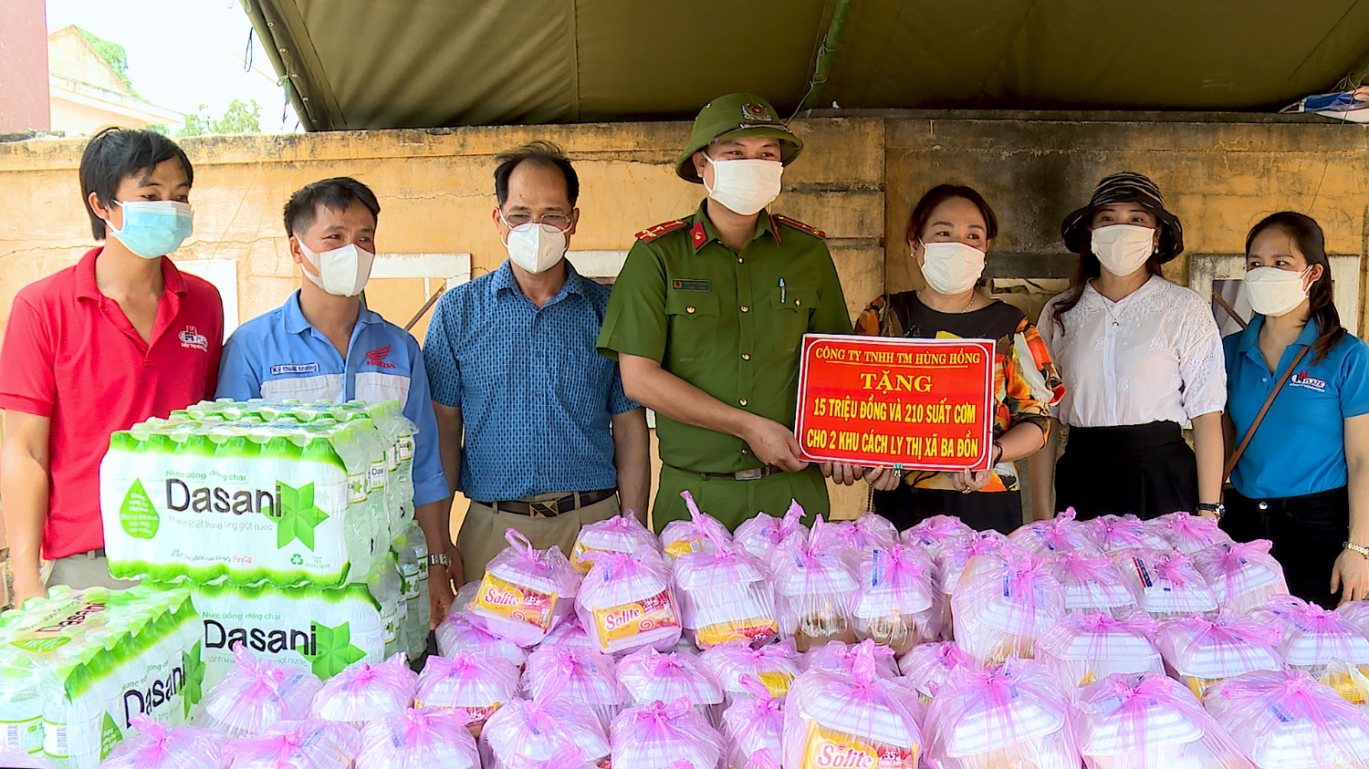 Công ty TNHH TM Hùng Hồng ủng hộ tiền và cơm cho khu cách ly tại Trung tâm dạy nghề (4)
