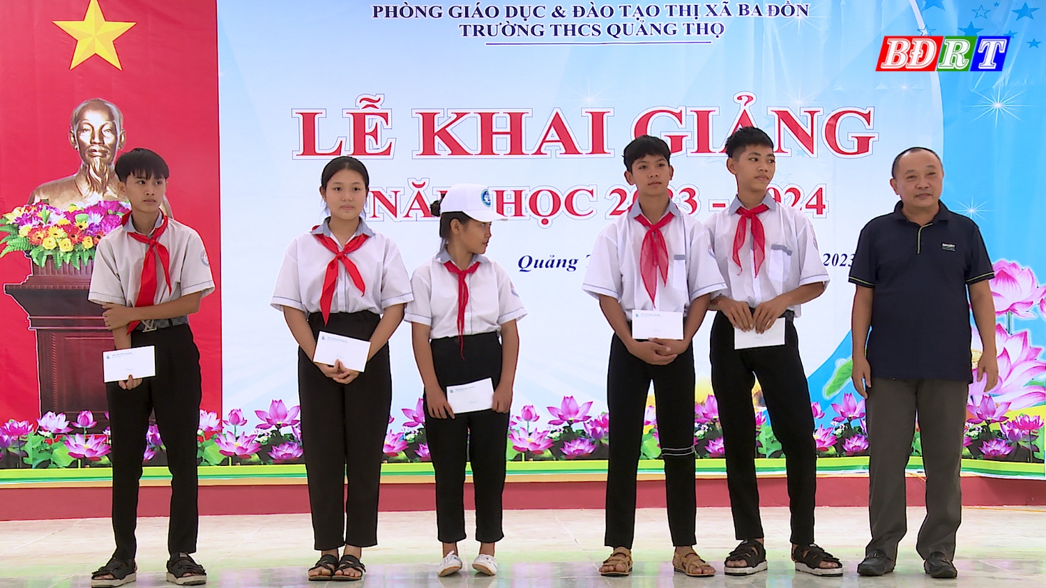 Công ty TNHH TVĐT&XD Minh Phượng , phường Quảng Thọ trao 5 suất quà cho học sinh có hoàn cảnh khó khăn