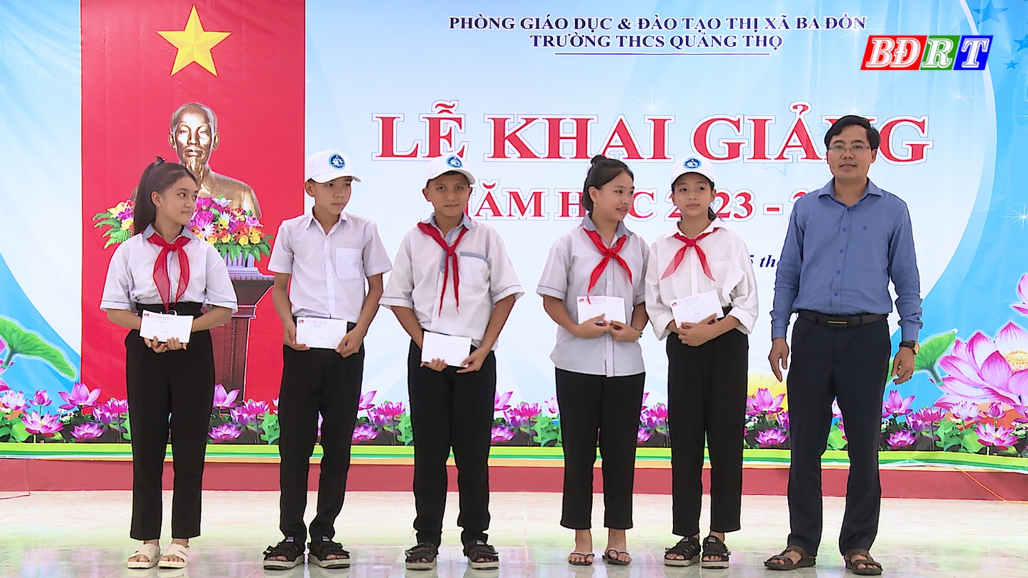 Công ty TNHH xây dựng PVN, khu phố 1, phường Ba Đồn trao 5 suất quà cho học sinh có hoàn cảnh khó khăn