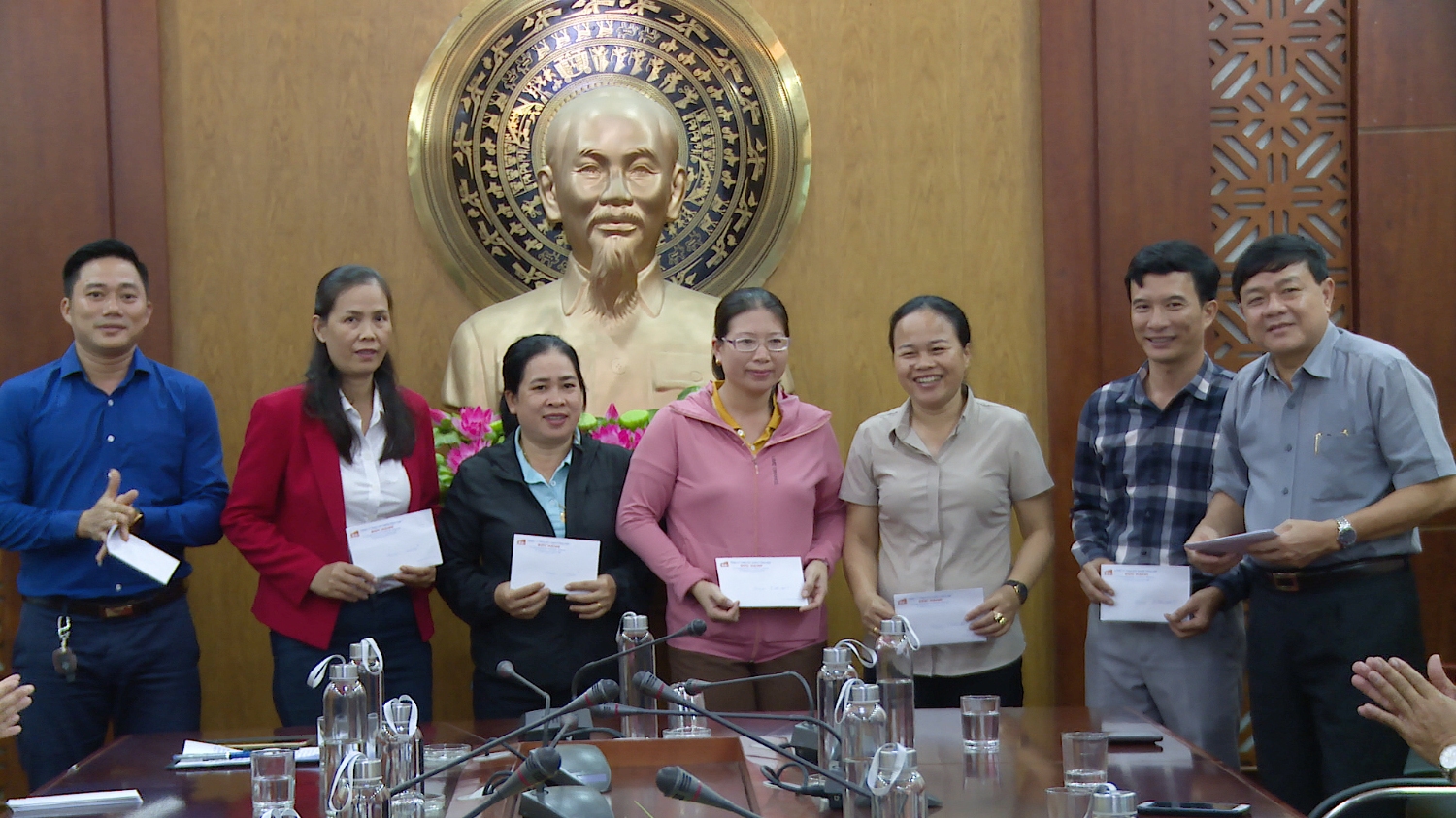 Đồng chí Chủ tịch UBND thị xã và Công ty TNHH Xây dựng Tổng hợp Đức Hạnh trao quà hỗ trợ cho các trường học.
