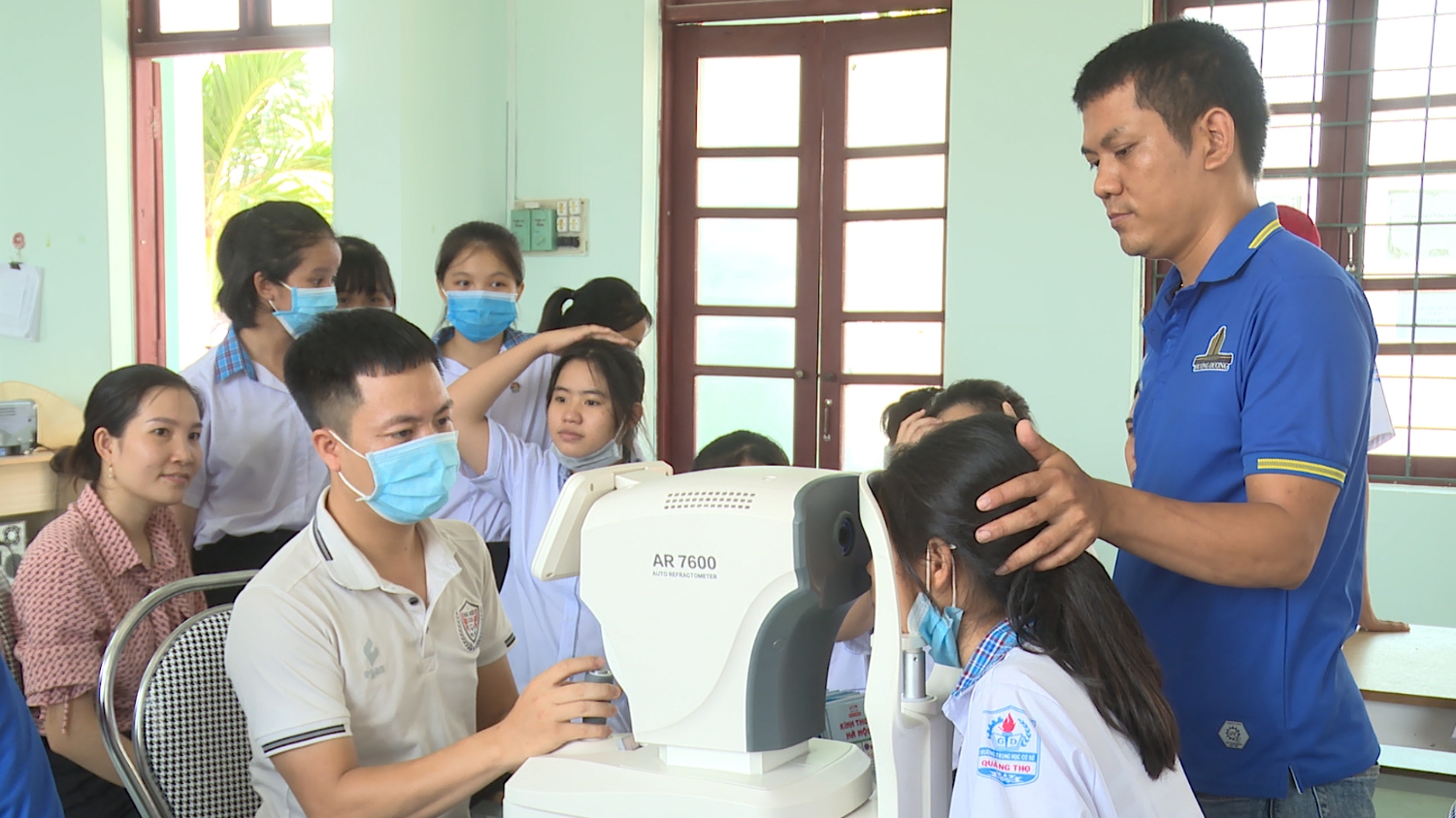 Cửa hàng kính mắt Hà Hội tại thị xã Ba Đồn phối hợp với trường THCS Quảng Thọ tổ chức đo, khám mắt và tư vấn miễn phí cho hơn 200 em học sinh có hoàn cảnh khó khăn tại trường THCS Quảng Thọ