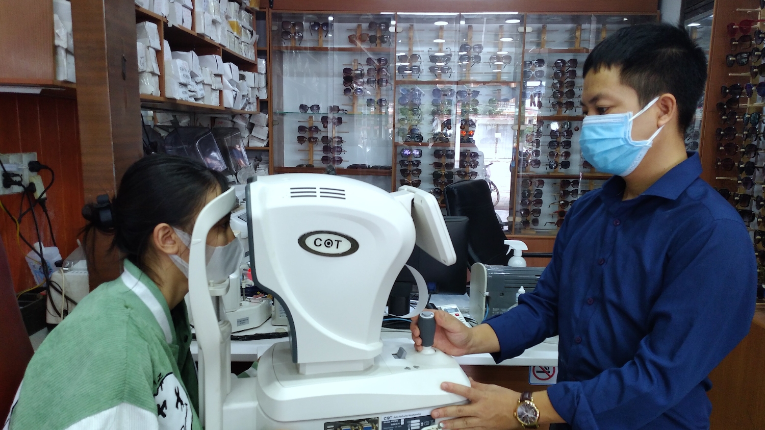 Cửa hàng kính mắt Hà Nội đo, khám các tật khúc xạ về mắt cho các em học sinh có hoàn cảnh khó khăn