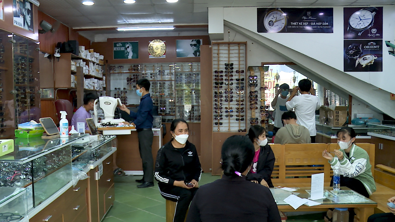 Cửa hàng kính mắt Hà Nội đo, khám, tư vấn điều trị các tật khúc xạ về mắt