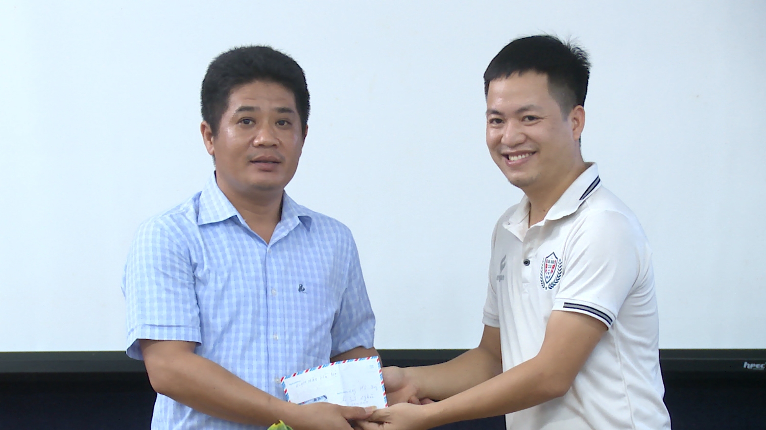 Cửa hàng kính mắt Hà Nội tại thị xã Ba Đồn đã quyên góp 2 triệu đồng vào quỹ với mong muỗn hỗ trợ một phần kinh phí giúp các em học sinh nghèo vượt khó, vươn lên trong học tập