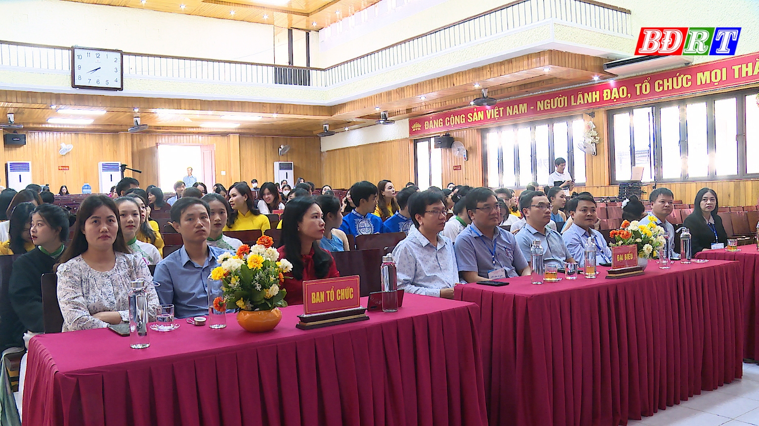 Đại biểu tham dự Hội diễn văn nghệ chào mừng kỷ niệm 40 năm Ngày Nhà giáo Việt Nam