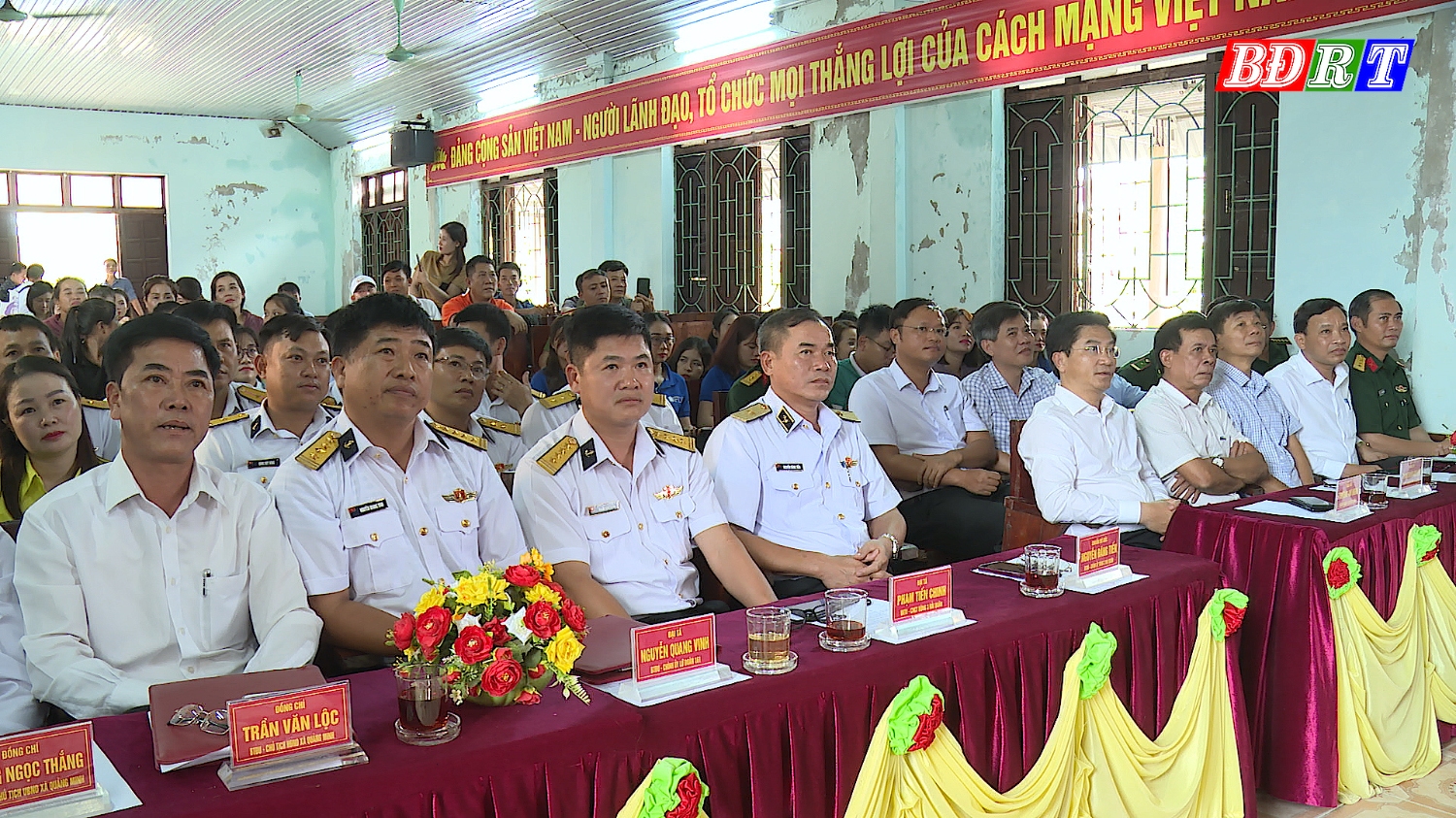 Đại biểu tham dự Lễ công bố, trao quyết định “Hải quân nhận đỡ đầu con ngư dân” có hoàn cảnh đặc biệt khó khăn ở xã Quảng Minh