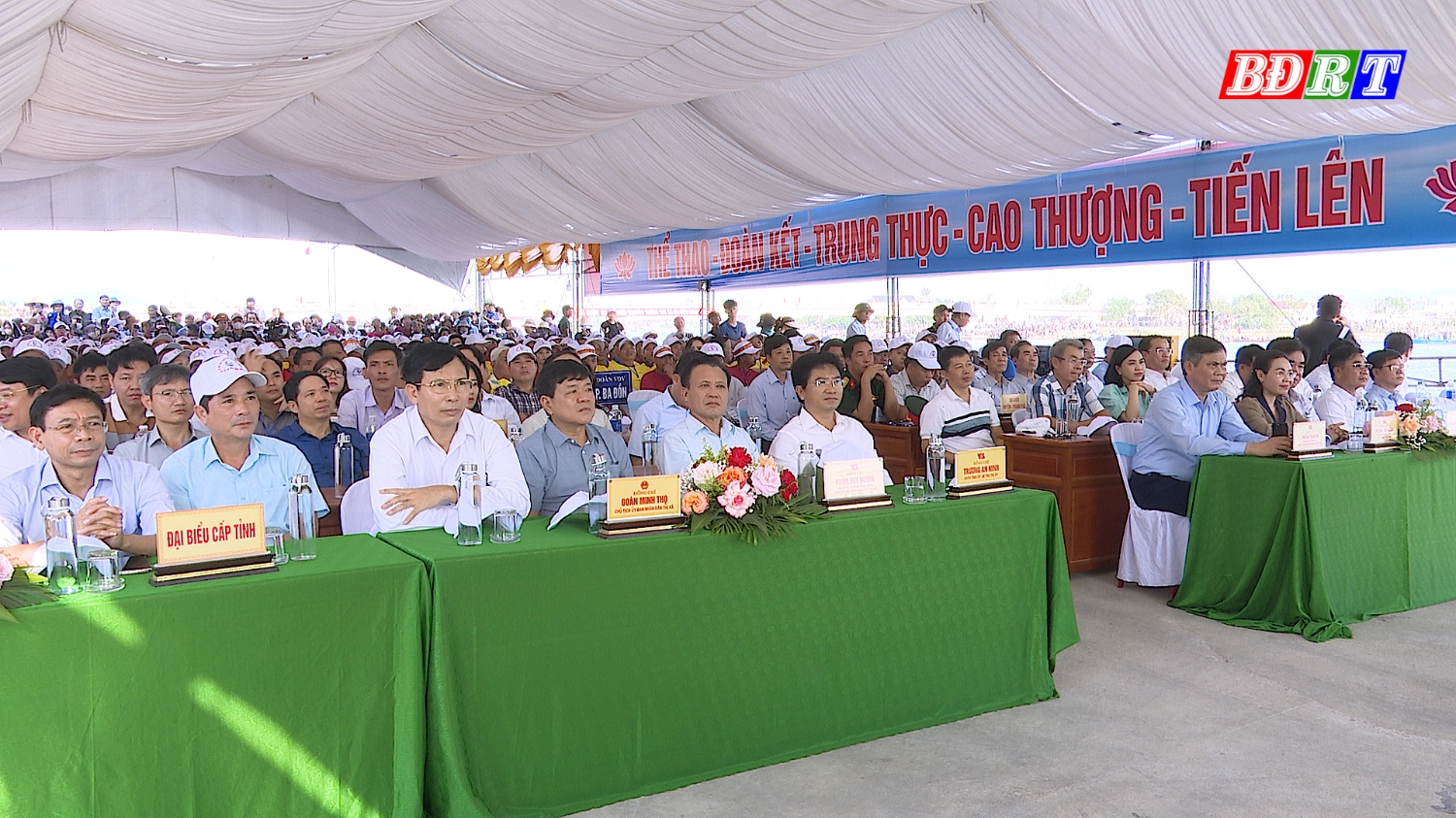 Đại biểu tham dự lễ hội đua thuyền truyền thống trên Sông Gianh lần thứ III năm 2023