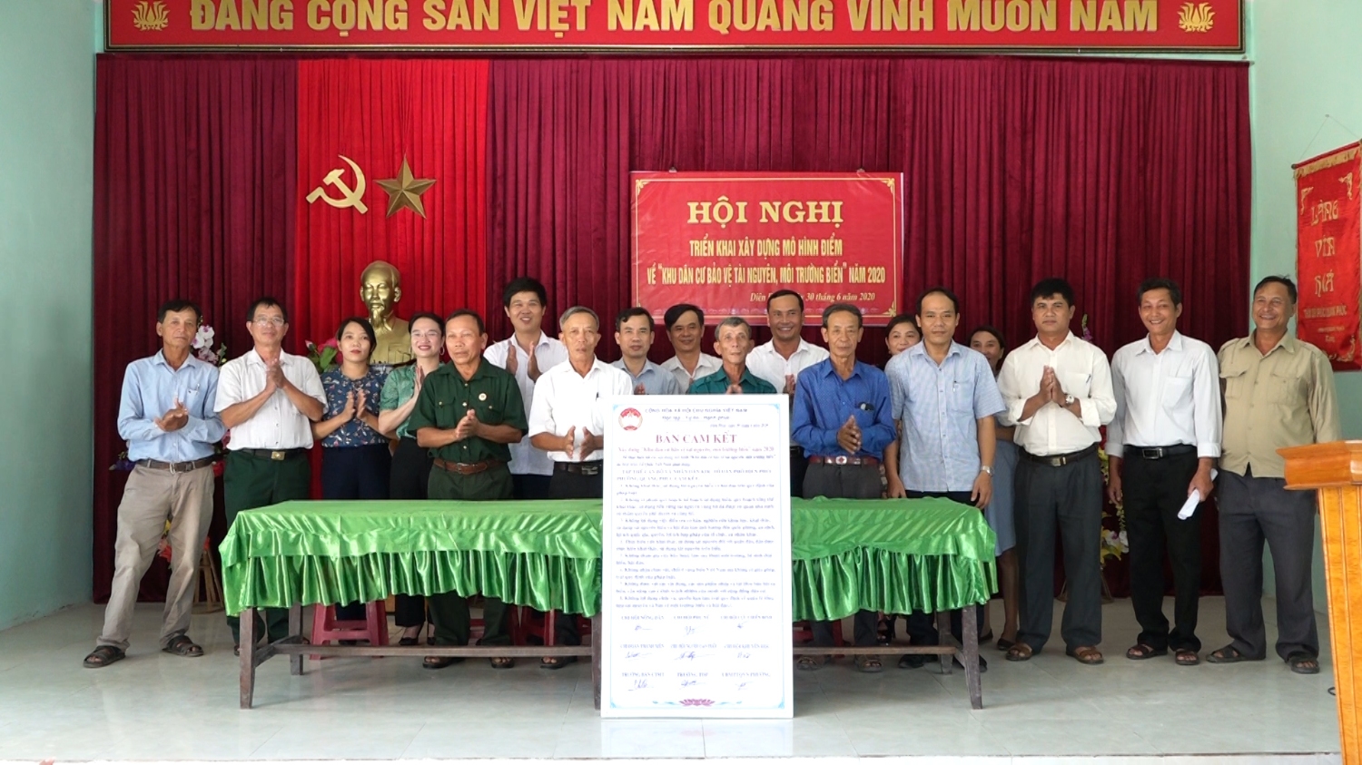 Đại diện các ban ngành, đoàn thể tổ dân phố Diên Phúc kí kết xây dựng mô hình khu dân cư bảo vệ tài nguyên, môi trường biển