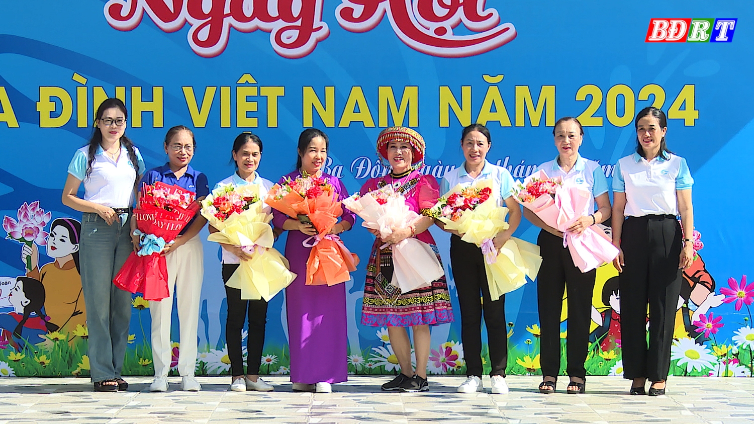 Đại diện chi hội phụ nữ thị xã và phường Ba Đồn trao hoa cho 6 chi hội tham gia ngày hội