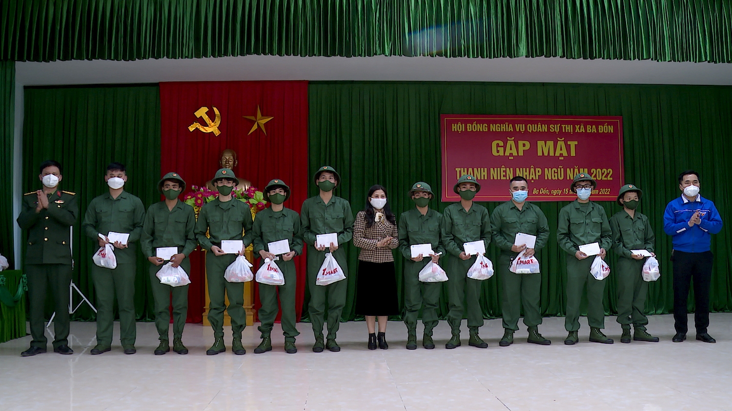 Thượng tá Ngô Hữu Tình-UVTV Thị ủy- Chỉ huy trưởng BCH Quân sự thị xã Ba Đồn tặng quà cho thanh niên trước ngày lên đường nhận nhiệm vụ.