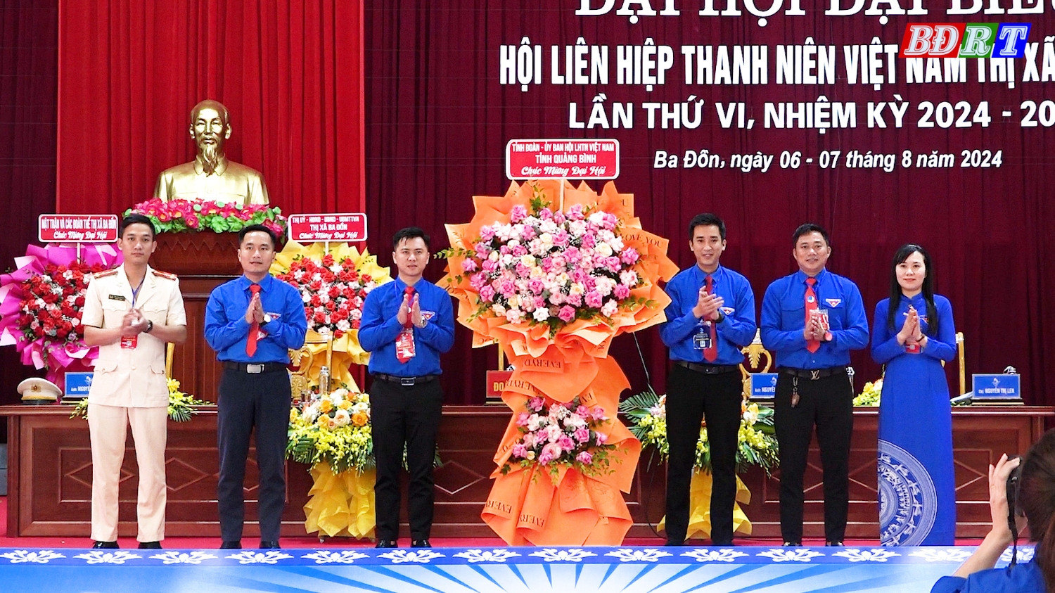 Đại diện lãnh đạo Tỉnh đoàn tặng hoa chúc mừng đại hội