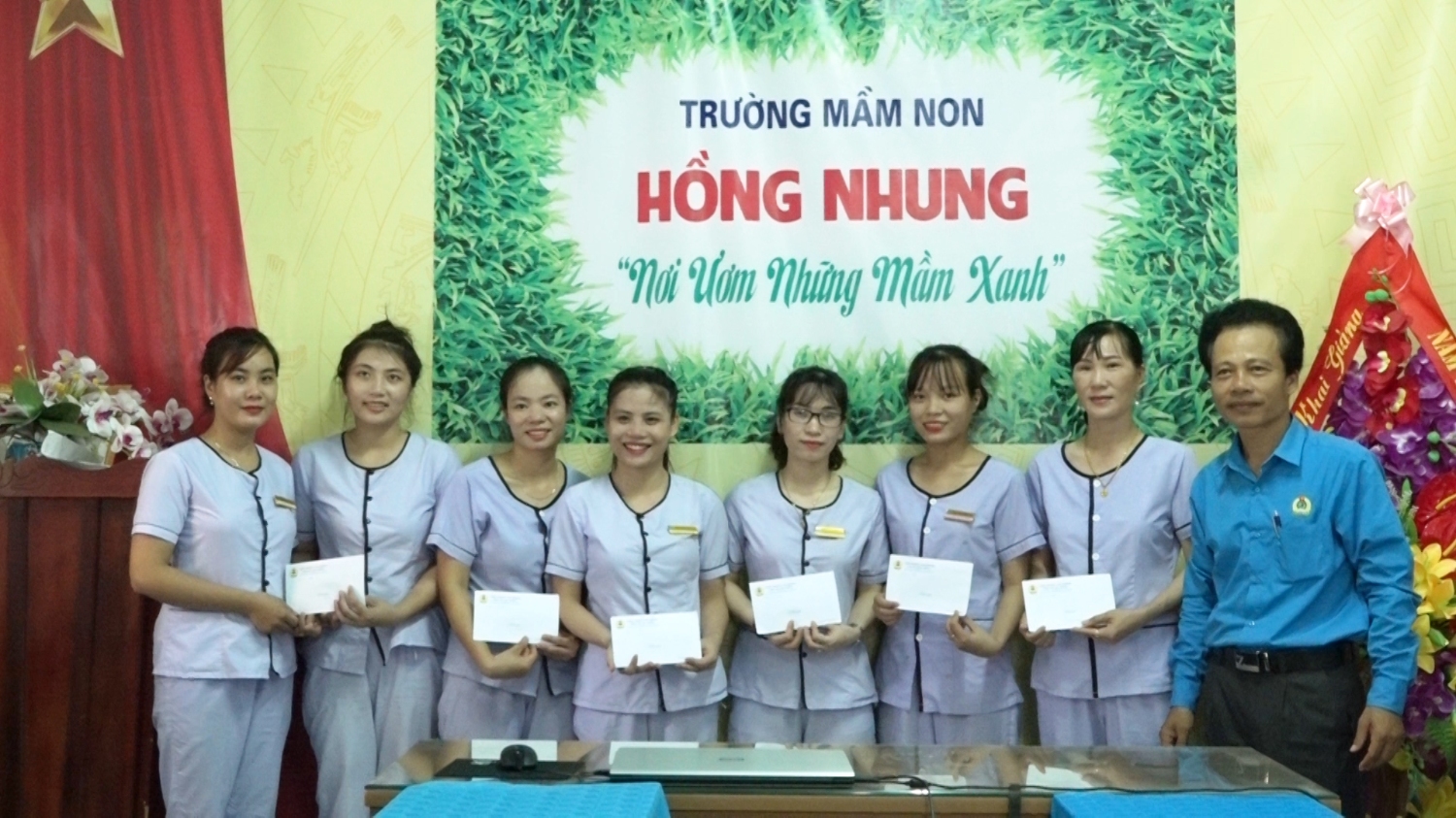 Đồng chí Chủ tịch Liên đoàn Lao động thị xã Ba Đồn trao tặng hỗ trợ cho các đoàn viên khó khăn do dịch Covid 19 tại trường Mần non Hồng Nhung