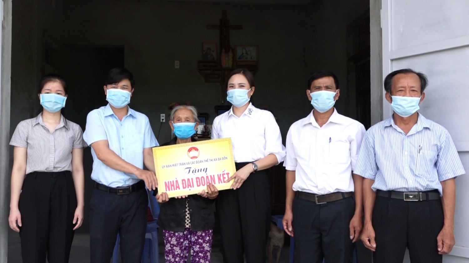 Trao hỗ trợ xây dựng nhà đại đoàn kết cho các hộ nghèo tại xã Quảng Lộc.