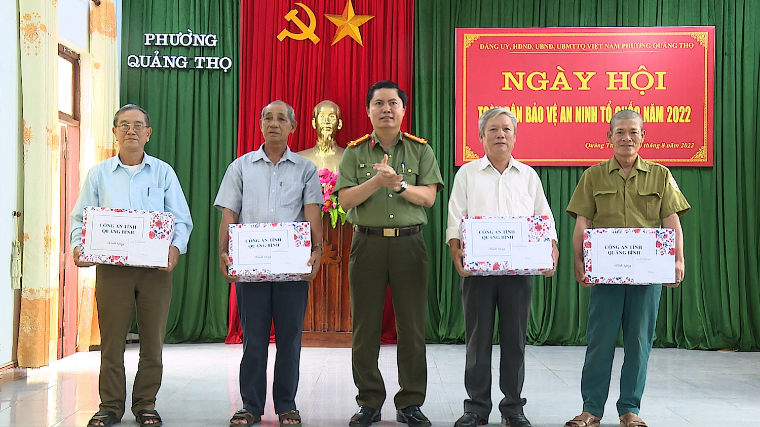 Đại tá Nguyễn Tiến Hoàng Anh, Phó giám đốc Công an tỉnh, Phó trưởng Ban Chỉ đạo 138 tỉnh đã tặng quà cho các cá nhân điển hình có đóng góp trong công tác đảm bảo ANTT và xây dựng phong trào ở địa phương