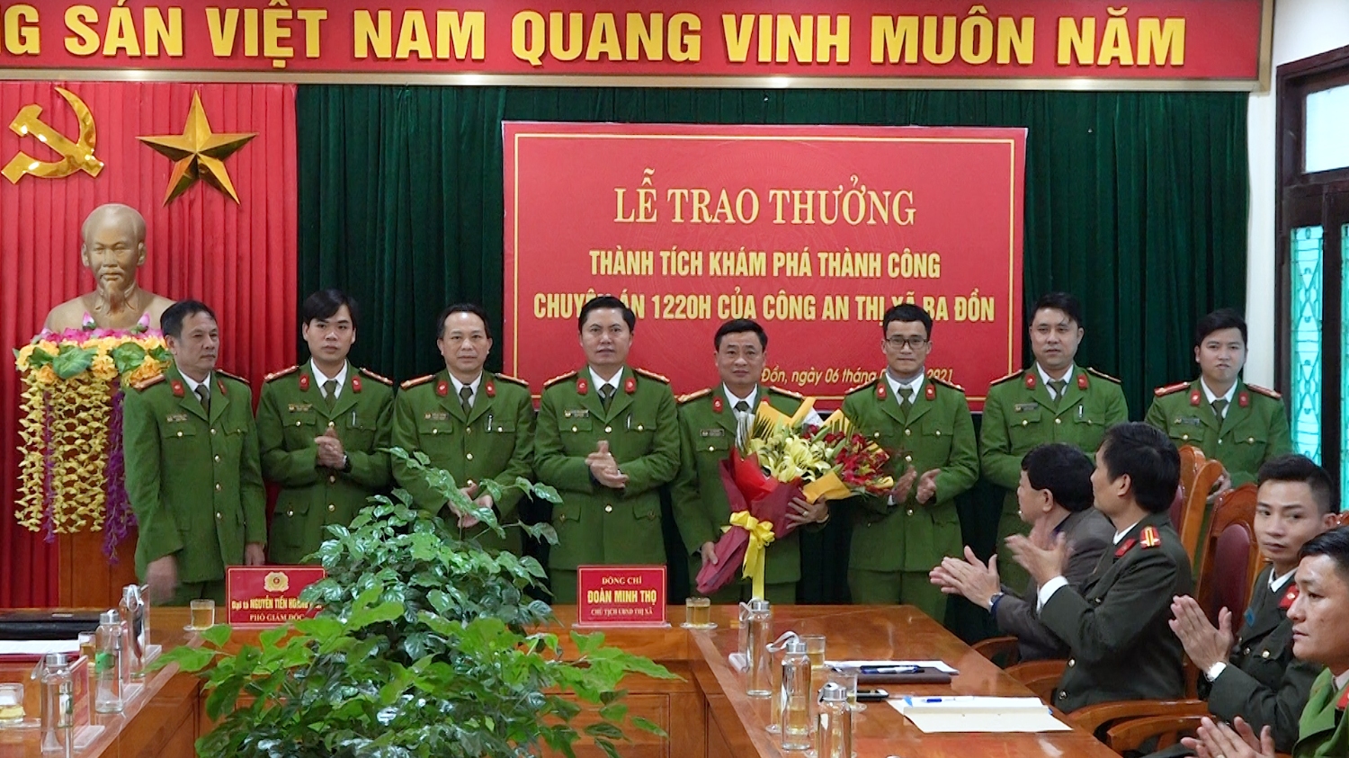 Đại tá Nguyễn Tiến Hoàng Anh – Phó Giám đốc Công an tỉnh Quảng Bình trao hoa và tiền thưởng cho các cán bộ, chiến sỹ trong Ban chuyên án của công an thị xã Ba Đồn